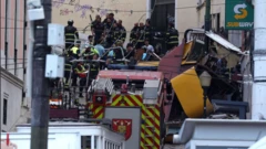 Bomberos y equipos de rescate rodean el funicular accidentado en una calle de Lisboa. 3 de septiembre de 2025