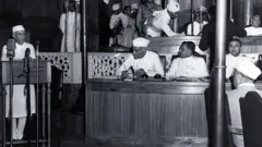 संसद में जवाहरलाल नेहरू.