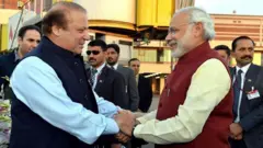 25 दिसंबर, 2015 को प्रधानमंत्री नरेंद्र मोदी और तत्कालीन पाकिस्तानी प्रधानमंत्री नवाज़ शरीफ़ एक दूसरे के हाथ थामे हुए