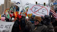 Manifestantes seguram cartazes contra o ICE