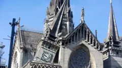 Igreja com torre caída