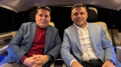 CHP İstanbul İl Başkanı Özgür Çelik ve Ahmet Özer yan yana bir araç içinde poz veriyor