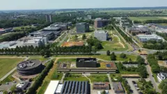 Vista aérea dos edifícios no extenso campus da Universidade de Wageningen, onde inúmeras empresas instalaram seus departamentos de pesquisa ao redor do centro acadêmico.