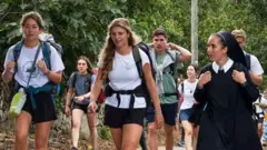 Un grupo de chicos y chicas junto a una religiosa de Schoenstatt hacen el camino de Santiago, en España