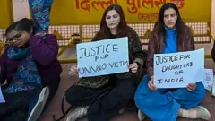 दिल्ली में उन्नाव रेप केस के दोषी कुलदीप सिंह सेंगर के ख़िलाफ़ कार्रवाई की मांग करते प्रदर्शनकारी (फ़ाइल फ़ोटो)