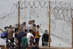 "La situación está fuera de control": España moviliza al ejército ante el cruce de más de 49.000 migrantes desde Marruecos a Ceuta; hay al menos 18 muertos