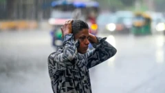 Aworan ọmọkunrin to n wẹ ninu ojo