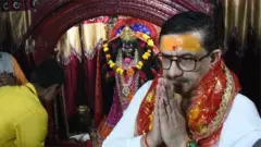 ఘజియాబాద్‌లోని దస్నా దేవి ఆలయంలో తంతు జరిగింది