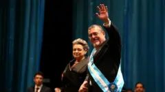Bernardo Arévalo con la banda presidencial 