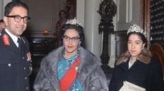 ਨੇਪਾਲ ਦੇ ਤਤਕਾਲੀ ਰਾਜਾ ਮਹਿੰਦਰ ਆਪਣੀ ਪਤਨੀ ਰਾਣੀ ਰਤਨ ਰਾਜ ਲਕਸ਼ਮੀ ਦੇਵੀ ਅਤੇ ਧੀ ਨਾਲ (ਇਹ ਫੋਟੋ 1960 ਵਿੱਚ ਲੰਡਨ ਵਿੱਚ ਲਈ ਗਈ ਸੀ)