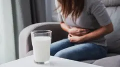 काही लोकांना दुग्धजन्य पदार्थ खाल्ल्यानंतर पोट फुगणे, गॅस आणि अतिसार यासारख्या पचनाच्या समस्या जाणवतात.