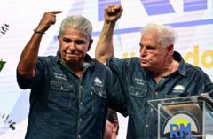 政治イベントに出席したムリノ氏とマルティネッリ氏
