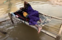 ભરડવા ગામથી પોતાની બચેલી ઘરવખરી લઇને નીકળતા લોકો