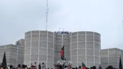 সরকারের পতনের পর সংসদ ভবনের ছাদে বিক্ষোভকারীদের দেখা যাচ্ছে