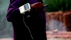 தெர்மாமீட்டருடன் தொழிலாளர்