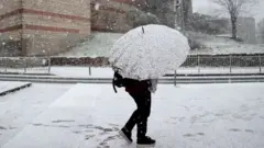 Karda yürüyen bir kişi