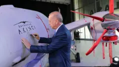 Erdogan oo shaaca ka qaaday diyaaradda bilaa duuliyaha ee hubeysan ee uu dalkiisa sameystay
