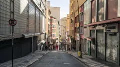 Ladeira na região central de São Paulo com lojas fechadas
