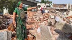 અમદાવાદ ડિમોલિશન, ગુજરાત, બીબીસી ગુજરાતી, ગુજરાત પોલીસ, અમદાવાદ મ્યુનિસિપલ કૉર્પોરેશન, અમદાવાદમાં દબાણ