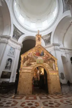 Igrejinha da Porciúncula, hoje contida dentro de uma basílica maior, em Assis, na Itália. Essa igrejinha do século 4 era onde Francisco de Assis, Leão de Assis e seus companheiros rezavam