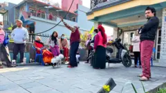 घरको परिसरमा खसेको विमानको टुक्रा