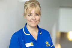 Diana Schad, vestindo uniforme de enfermeira da casa de repouso Marie Curie