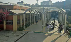 टीचिङ अस्पतालको प्राङ्गणमा केही स्वास्थ्यकर्मीहरू