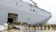 سربازان استرالیایی در حال سوار شدن به کشتی به مقصد تونگا