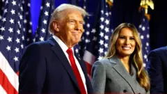 Donald Trump ve eşi Melania Trump, başkanlık seçimlerinden bir gün sonra 6 Kasım 2024'te Florida'daki Palm Beach Kongre Merkezi'nde düzenlenen bir etkinlikte