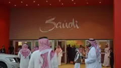 سعوديون أمام أحد الفنادق