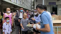 Trẻ em nhận quà Tết