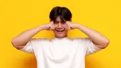 یو سړی په ډراماتیک ډول ژاړي او خپلې سترګې موښي