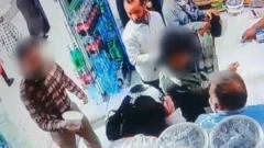 ईरान में एक दुकान पर एक शख़्स ने महिलाओं पर फेंकी दही