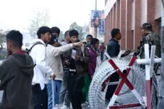 वैदेशिक रोजगारीमा जान लागेका मानिसहरू त्रिभुवन विमानस्थलबाहिर