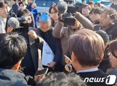 이재명 대표를 피습한 왕관 쓴 용의자 모습