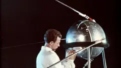 সোভিয়েত প্রযুক্তিবিদ স্পুটনিক-১ কৃত্রিম উপগ্রহ নিয়ে কাজ করছেন, ছবিঃ জানুয়ারি ১৯৫৭