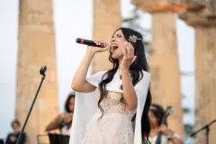 یوه ښځه سندره وایي