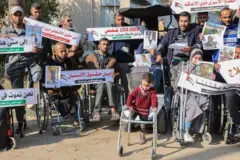 مجموعة ممن أصيبوا بإعاقات بفعل الحرب في غزة تجمعوا خارج المستشفى الأهلي العربي بالقطاع إحياء لليوم العالمي لذوي الإعاقة