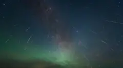 Renkli gece gökyüzünden farklı uzunluklarda beyaz çizgiler dışarı doğru yayılıyor.