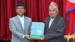 राष्ट्रपति रामचन्द्र पौडेललाई अख्तियार दुरुपयोग अनुसन्धान आयोगको प्रतिवेदन बुझाउँदै प्रमुख आयुक्त प्रेमकुमार राई