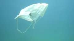 su altında maske