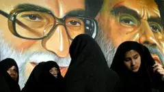 تصویر زنانی با حجاب اسلامی جلوی پوستری آیت‌الله خمینی و خامنه‌ای