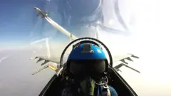 Un avión de combate chino sobre el Mar de China Meridional