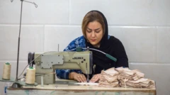 Иранская швея на фабрике нижнего белья в Тегеране