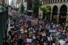 Cientos de manifestantes en las calles de Nueva York.