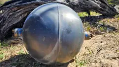 Una de las seis misteriosas esferas plateadas de gran tamaño que aparecieron en la playa Forrest Beach en Queensland.