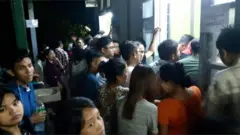 ၂၀၁၉ ဇွန် ၈ရက်နေ့ မနက်အစောပိုင်းက အောင်စာရင်းကြည့်ရှုနေသူများ