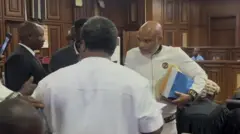 Nnamdi Kanu for court on Monday, 27 October 2025, e carry plenty documents for hand as e ready to defend imsef.