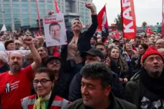 Чағлаяндаги суд биноси қаршисида Имомўғлининг юзлаб тарафдорлари йиғилди. 