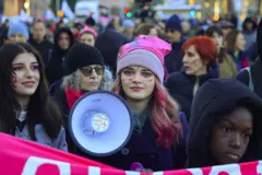 روم، ایټالیا، د نومبر ۲۲: مظاهره کوونکي د ۲۰۲۵ کال د نومبر په ۲۲ مه، د ښځو پر وړاندې د تاوتریخوالي د له منځه وړلو د نړیوالې ورځې په مناسبت په روم، ایټالیا کې په یوې مظاهرې کې ګډون کوي.